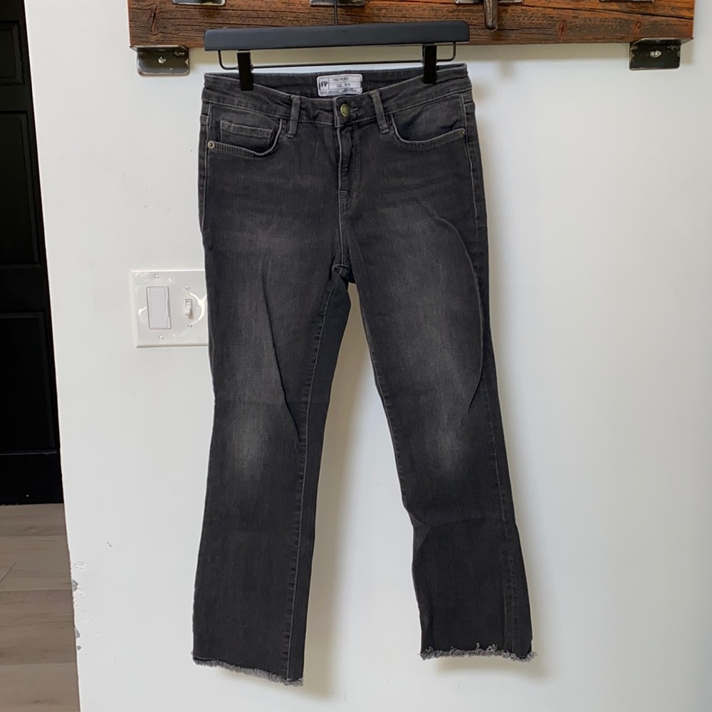 FREE PEOPLE JEANS • CROPPED SIZE 26 • STRETCH